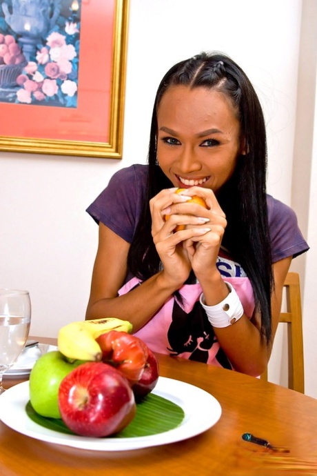 Transsexuelle Hausfrau Mint fickt eine Banane und einen Donut in der Küche