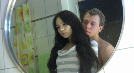 Brunette tiener Karina wordt van achteren geneukt door haar BF onder de douche