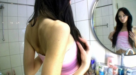 Amateur teen Karina zeigt ihre kleinen Titten und masturbiert mit einer Zahnbürste