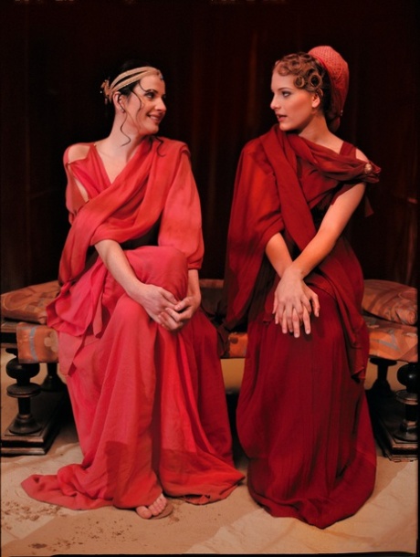 Lustvolle Patrizier-Damen Diane & Petra Short teilen sich 2 Schwänze in einem römischen 4some