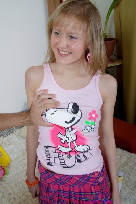 L'adorabile teenager amatoriale Julianna si fa sfondare con forza il buco del culo vergine