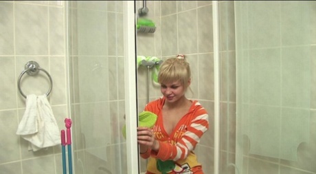 Blond amateur teen katya ich exposes sie körper und masturbates im die dusche