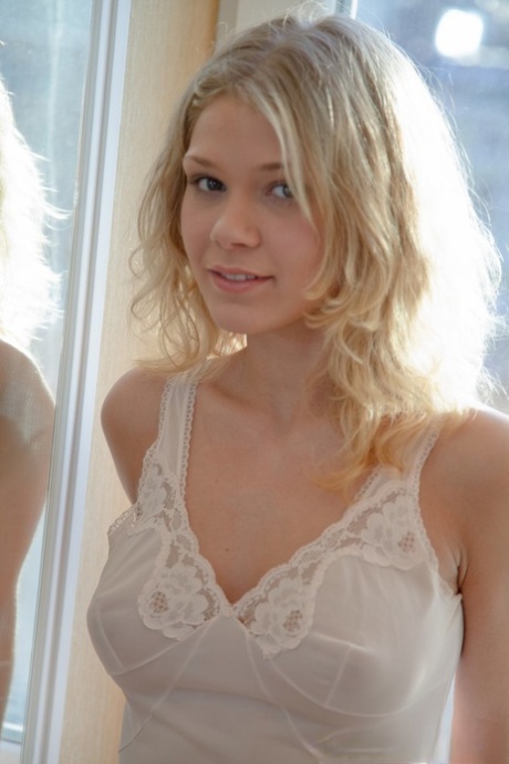 Slanke blonde Valya toont haar achterste gaatje en pronkt met haar schattige natuurlijke borsten