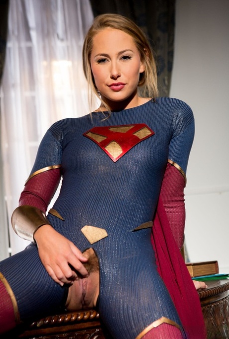 Carter Cruise, la femme merveilleuse sexy, se masturbe et baise avec une grosse bite.