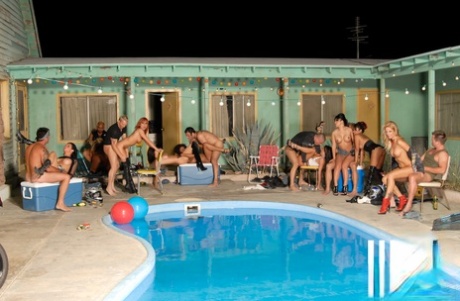 Vollbusige Pornostar-Babes enthüllen ihre Tüten und genießen einen Gangbang am Pool