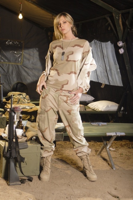Blondes Militär-Babe Brooke Banner macht einen sexy Striptease in ihrer Uniform