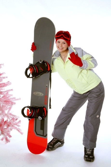 Teenage sneboarder Lucie a undresses og viser hendes store naturlige krop