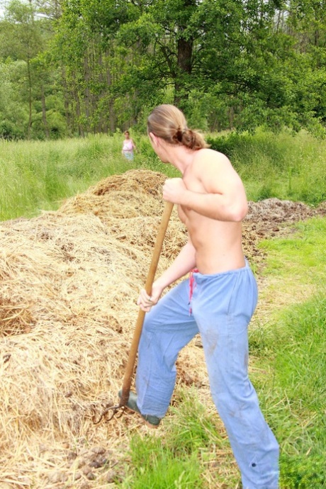 Den lubne bondejenta Lea viser frem sine enorme naturtalenter og rir på en pikk utendørs.