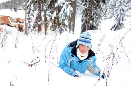 Tonåring med stora bröst Ora visar sina kurvor och leker med sitt hål i snön