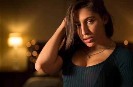 Le giovani ragazze Abella Danger e Vienna Black succhiano e scopano un cazzo nero