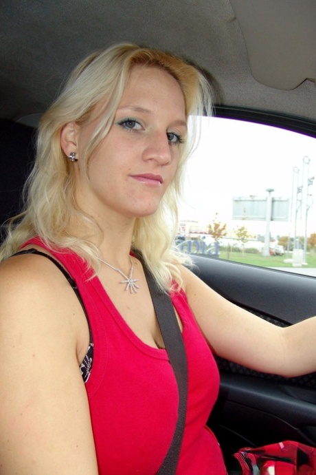 Blonde babe met grote tieten Sweety B stript en betast haar kut in een auto