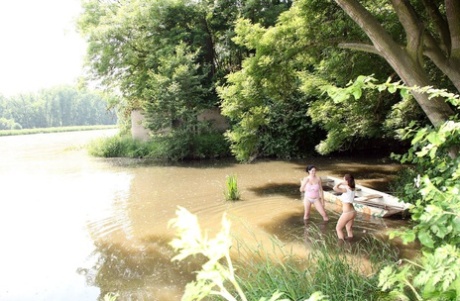 Tieners Shione en Nicole Z tonen hun grote tieten & spelen met speelgoed naast een rivier