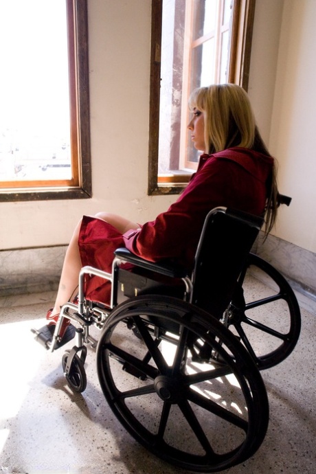 Děvka Delilah Strong je ovládána a pohrávána při připoutání k invalidnímu vozíku