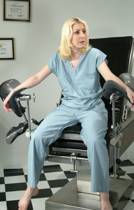 Sexig sjuksköterska TJ får erotisk elchocksbehandling på sin fitta medan hon är bunden