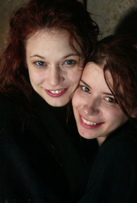 Schlanke Doppelgängerinnen Justine Joli & Sarah Blake bekommen ihre Nippel in Bondage gewogen