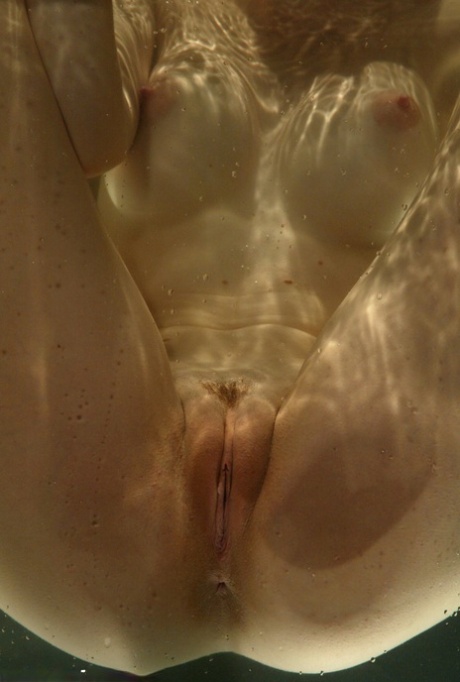 Sexy meisje Sasha Sparks wordt onder water met haar kutje gespeeld door een domme
