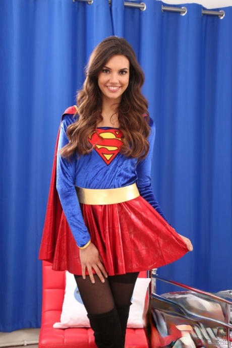 Verleidelijke pop Abigail B poseert in supergirlkostuum en plaagt met haar tieten