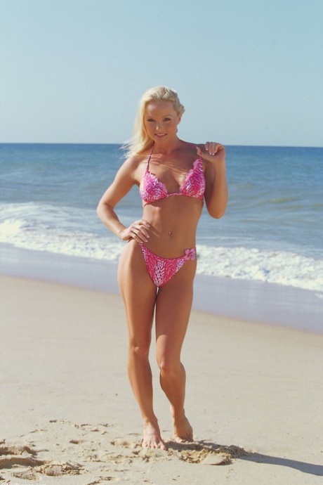 Glamourosa Checa Milf Silvia Saint perde seu biquíni e posa nua na praia