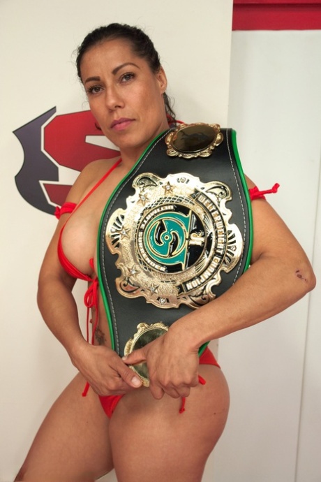 Wrestler Izamar Gutierrez wird bei einem Catfight mit Mistress Kara gefingert
