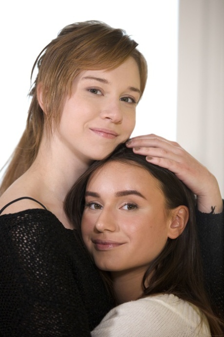 Schattige lesbische tieners Alice Klay & Lana Roy verslinden elkaars lekkere kutjes