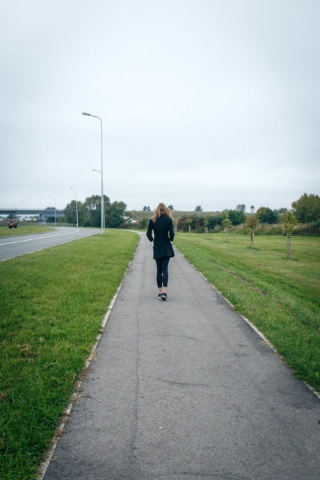 Liderlig teenager Amanda R smider tøjet og onanerer skamløst i fuld offentlighed