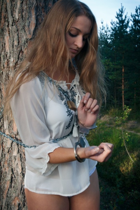 La adolescente esposada Kristine muestra su gran culo y frota su coño peludo en el bosque