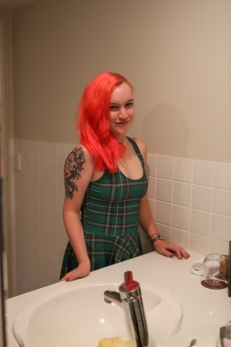 La teenager australiana Sierra Knight con i capelli rosa si masturba la figa in bagno