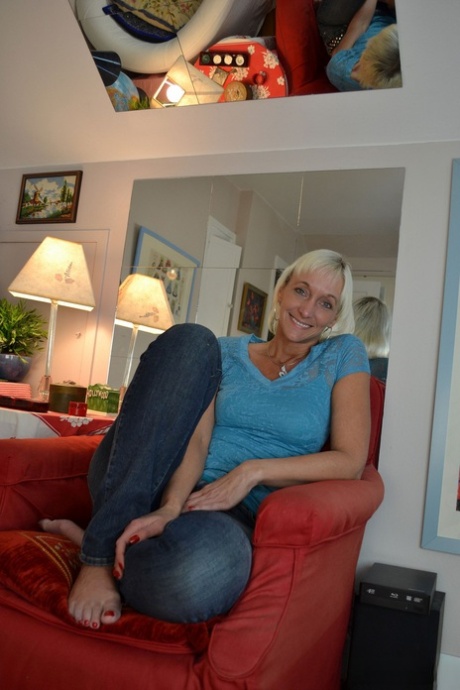 Speelse oma Barbie Lynn masseert haar harige kut & vingers op de bank