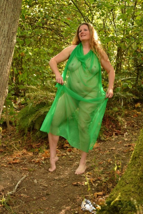 Roodharige MILF met een groene tutu Jade die haar harige kutje buiten wrijft