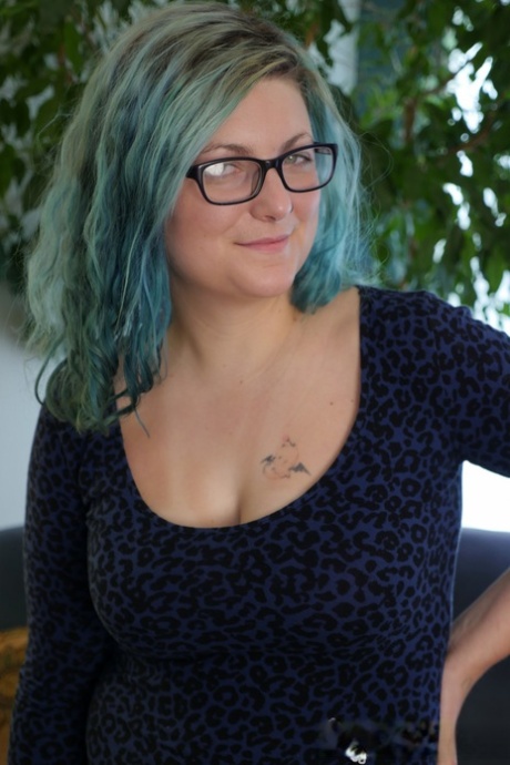 Nerdy minx Blue Ruin s barevnými vlasy používá Fialový vibrátor k uspokojení kundičky