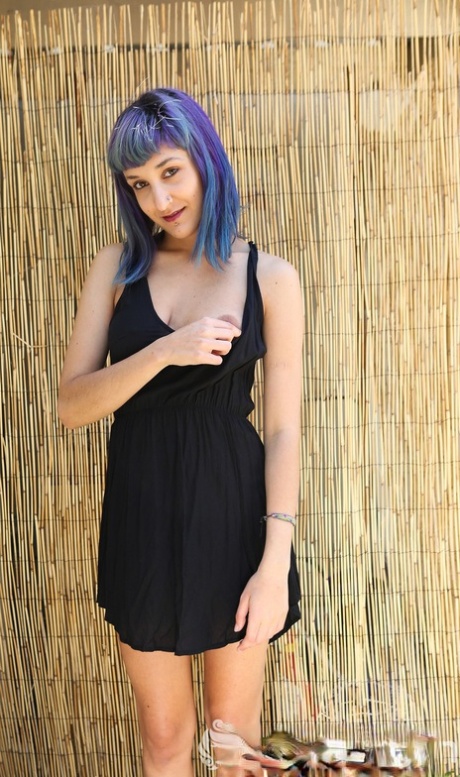 Jay Elle, mégère aux cheveux violets, exhibe son corps naturel et sexy en plein air.