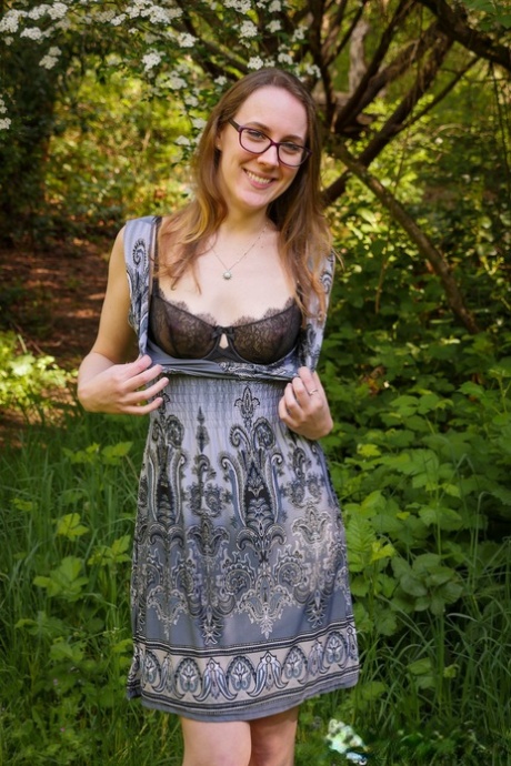La ragazza nerd Sierra Cirque viene nella foresta e stuzzica la figa rasata