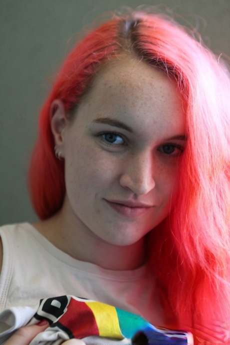 A boneca australiana Sierra Knight, de cabelo cor-de-rosa, despe-se e mostra as suas curvas quentes na varanda