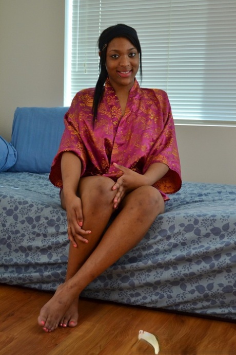 Ebony med naturliga bröst Jessica Jones visar sin kurviga kropp och gnuggar sin vagina