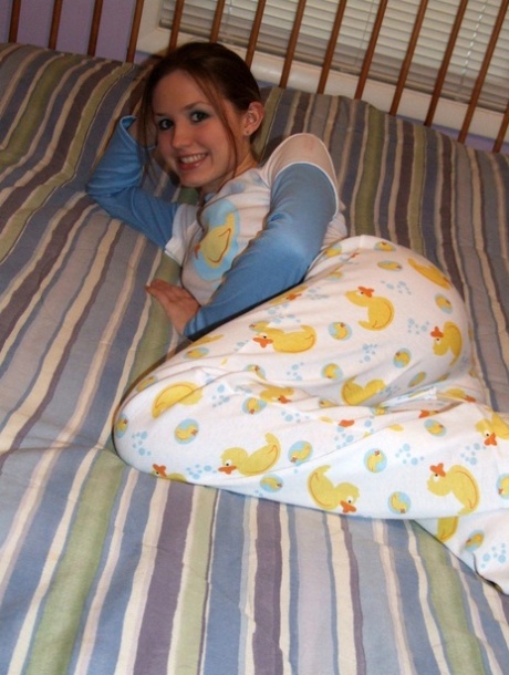 穿着可爱睡衣的小可爱 Kay J 在卧室里展示她的乳房和屁股