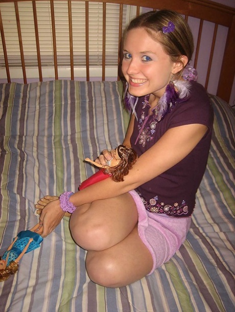Drobna azjatycka MILF Kitty waląca swoją napaloną małą cipkę dildo