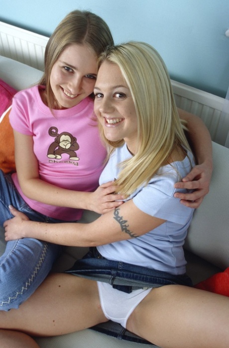 Lesbijskie nastolatki Helen i Louise liżą sobie nawzajem napalone cipki i bawią się wibratorami