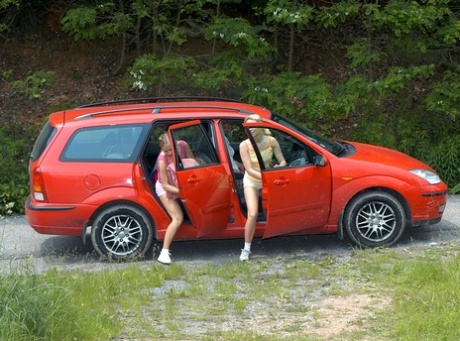 Lesbische Teens Kirsten & Petra spielen miteinander und geben sich gegenseitig Cunnilingus im Freien