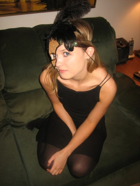 Playful amateur teen kitty touches selbst als sie strips bis sie strümpfe