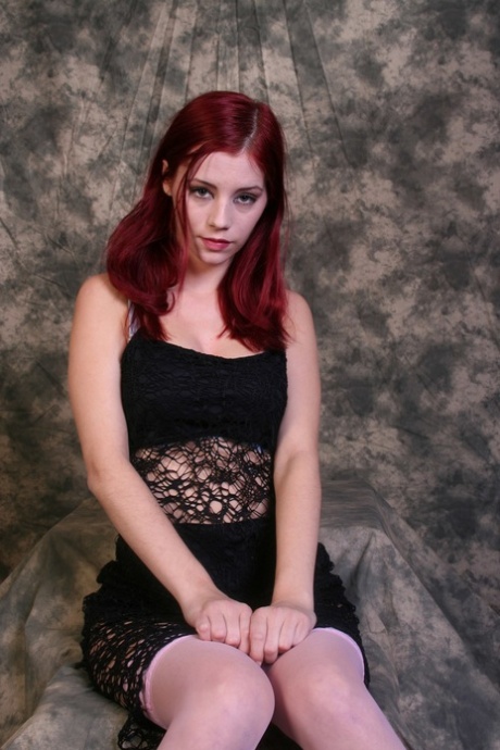 La sensuale teenager rossa Gabriella posa in lingerie, si spoglia e si tocca la figa