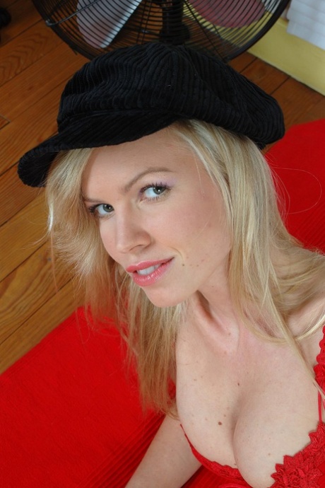 Marketa, amatrice blonde, exhibe ses gros seins et son cul en lingerie rouge.
