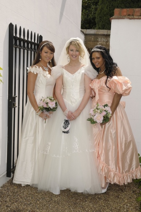 Geile bruid raakt betrokken bij een lesbisch triootje met haar bruidsmeisjes
