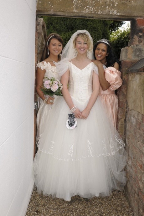 Geile Braut lässt sich auf einen lesbischen IR-Dreier mit ihren Brautjungfern ein