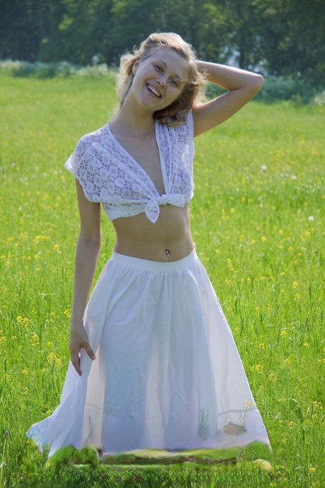 Amateur schoonheid Darya verliest haar witte outfit en wrijft haar muff in het veld