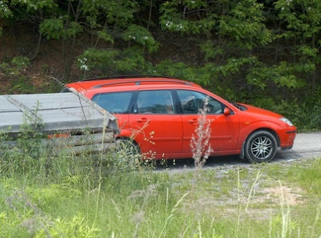 Napalone lesbijki Kirsten i Petra liżą cipki i pieprzą się z wibratorami na zewnątrz