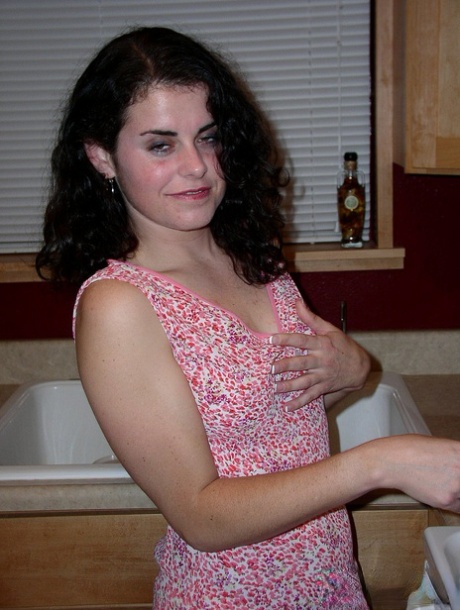 性感黑发美女米歇尔在厨房摆姿势，用胡萝卜操她的阴户