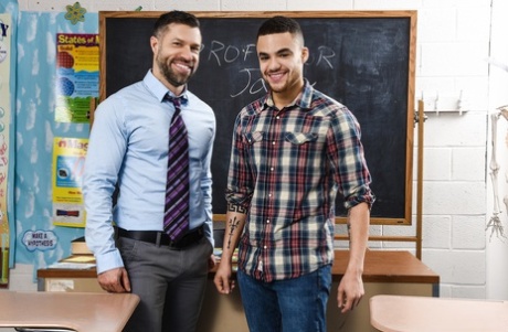 Grijzende leraar verleidt en neukt mannelijke student in zijn klaslokaal