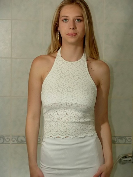 Tieneramateur Lucie verliest haar witte outfit & plast in haar kutje onder de douche