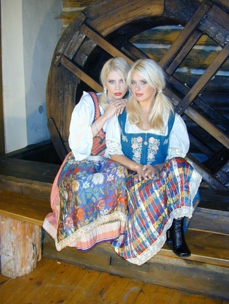 Irmãs suecas luxuriosas despem-se e mostram os seus incríveis corpos naturais
