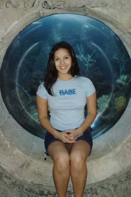 Heißer indischer Pornostar Sunny Leone zeigt ihre Titten und ihre Möse in einem Aquarium